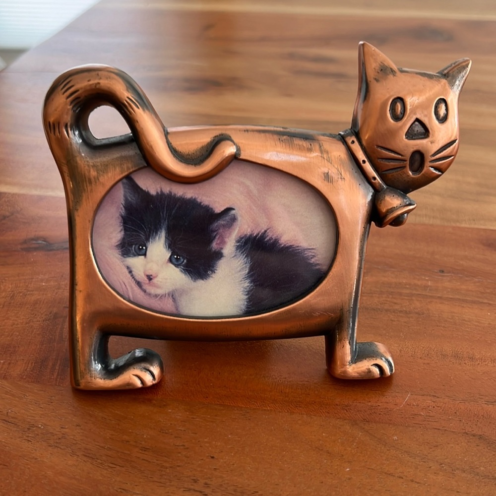 Vintage Ashleigh Manor metal cat frame